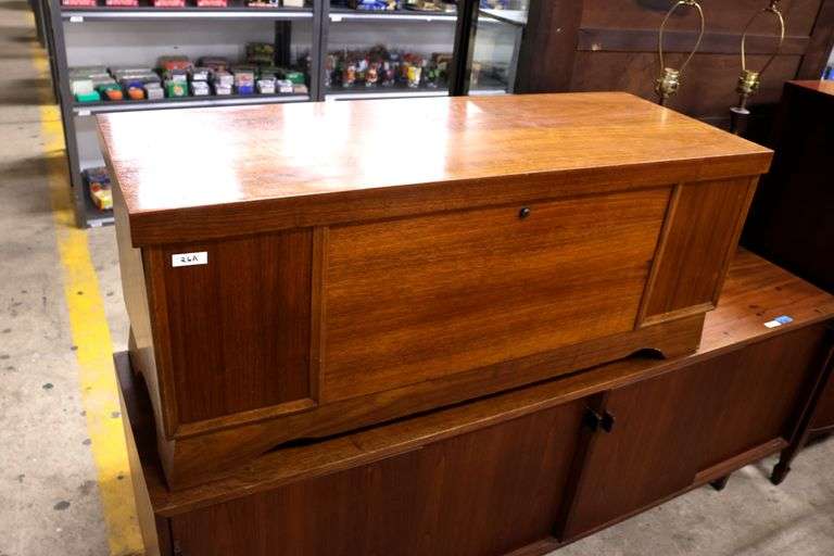 Lane MCM Walnut Cedar Chest, Wear