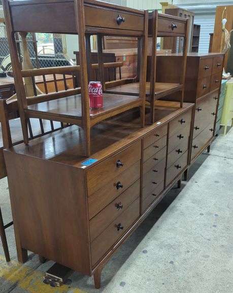 5pc Thomasville MCM Walnut Bedroom Set with Rosewood Handles (Nightstands, Chests, Double Bed)