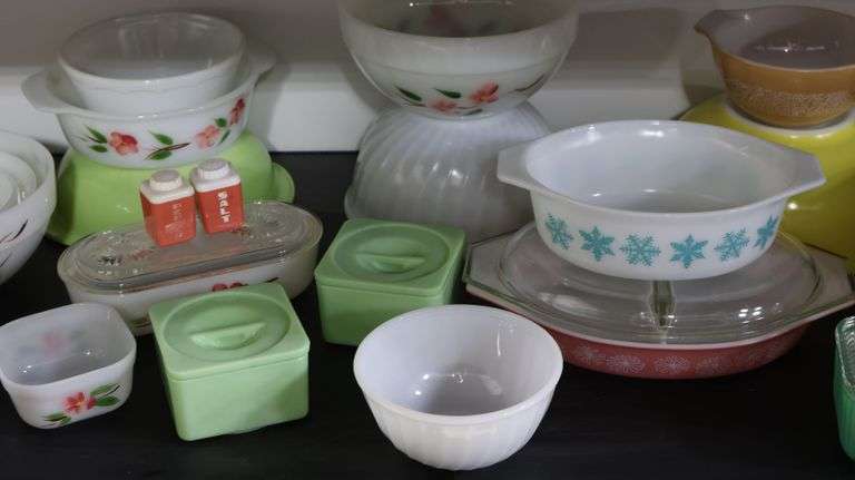 Collection of Vintage Kitchen Dishes, Pyrex Type Bowls, Refrigerator Dishes Etc.