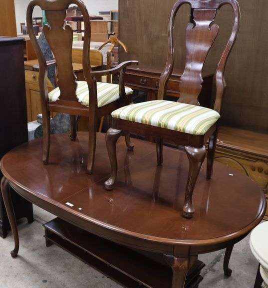 Thomasville Dining Table with Two Chairs and Two Leaves