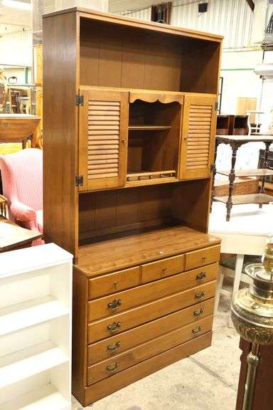 Ethan Allen Farmhouse Maple Two Piece Hutch