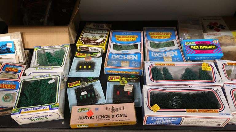 Model Train Accessory Sample Lot of Model Railroad Train Set Accessories - Dixon's Auction at Crumpton
