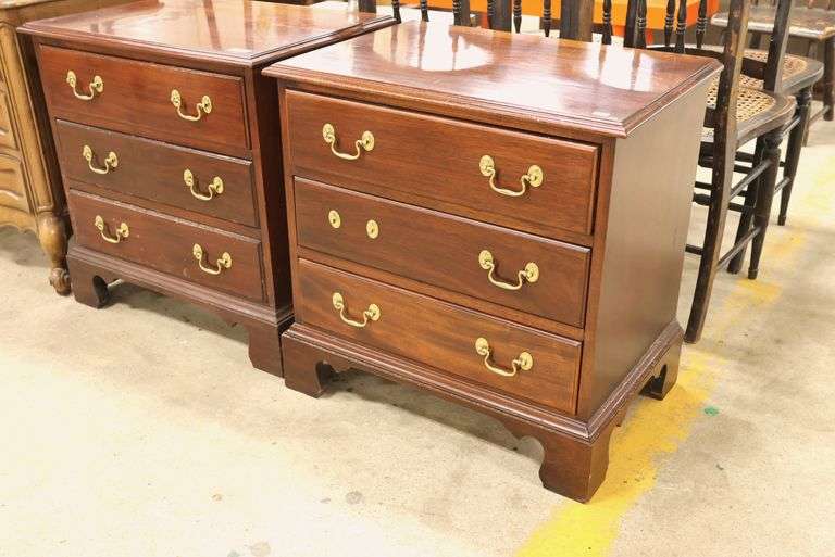 Pair Davis Furniture Mahogany Nightstands, Finish Wear, One Pull Missing