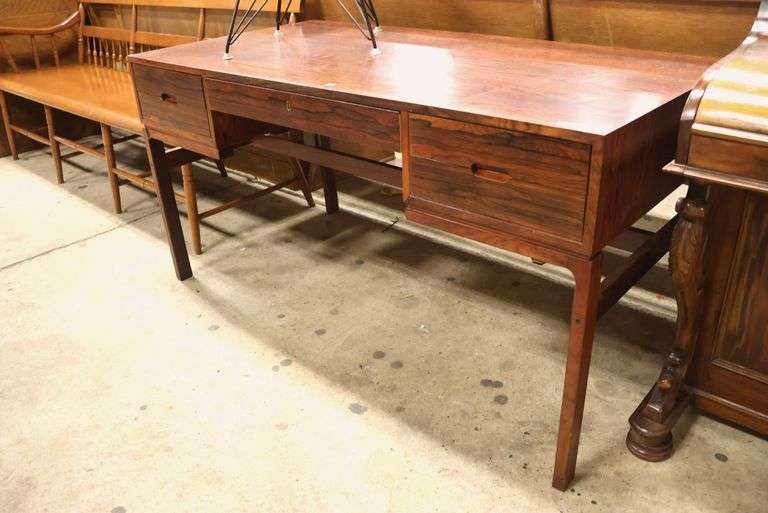 Arne Wahl Iversen For Vinde Mobelfabrik MCM Model 80 Rosewood Writing Desk