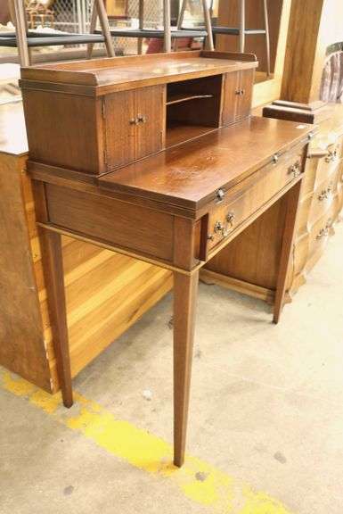 Colonial Revival Hepplewhite Style Inlaid Mahogany Ladies' Writing Desk