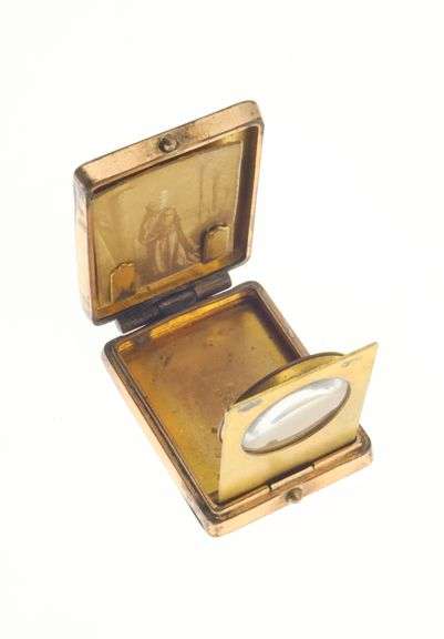 Gold-Filled Vintage Magnifier Locket With Etched Crane Design 17.2g