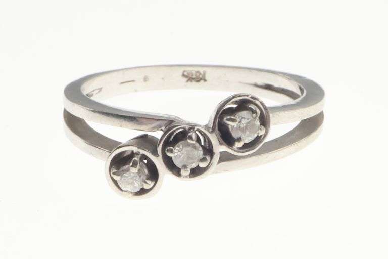 18k Gold Diamond Ring 2.7g