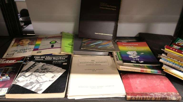 Lot of Vintage Booklets & Magazines on Computing & Computers Etc ...