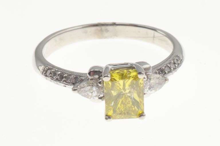 14k Gold 0.75 ct Yellow Diamond & White Side Diamond Ring 3.7g