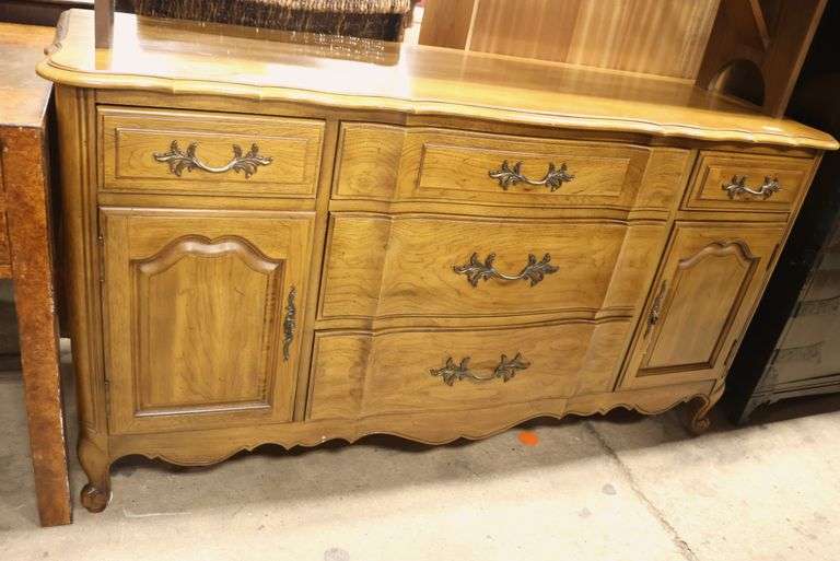 Thomasville French Provincial Style Dresser, Mark on Top, One Pull Broken