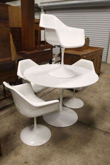 Eero Saarinen Style MCM Dining Table and Four Chairs