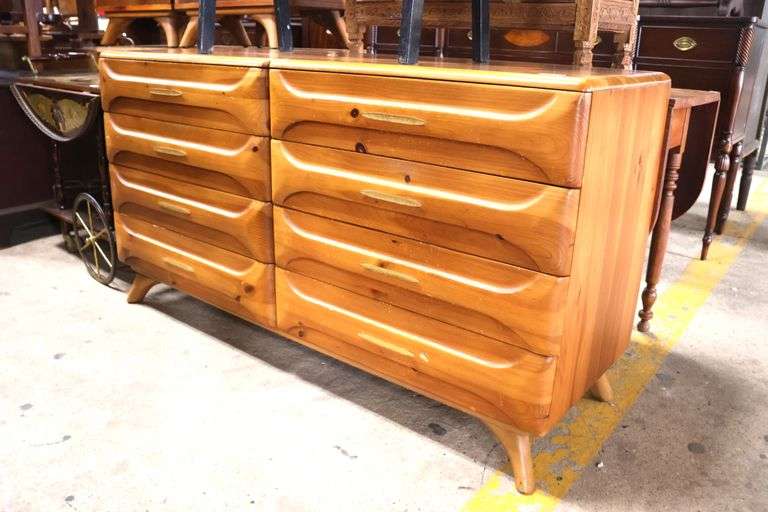 Franklin Shockey MCM Sculptured Pine Eight Drawer Dresser