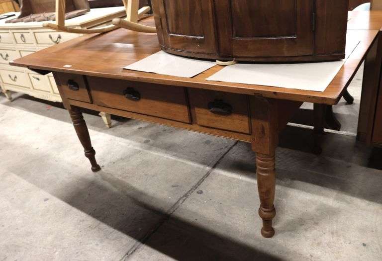 Pennsylvania Sheraton Walnut Harvest Table