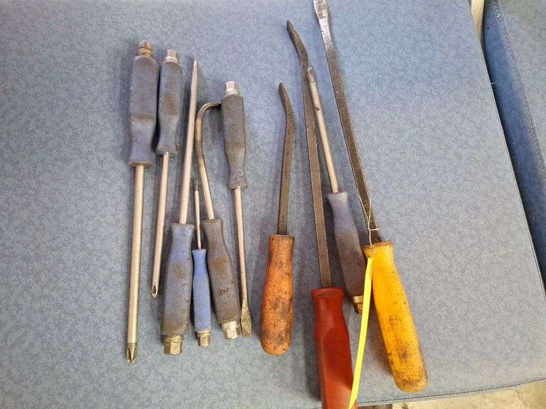 Screwdrivers & Pry bars all one money