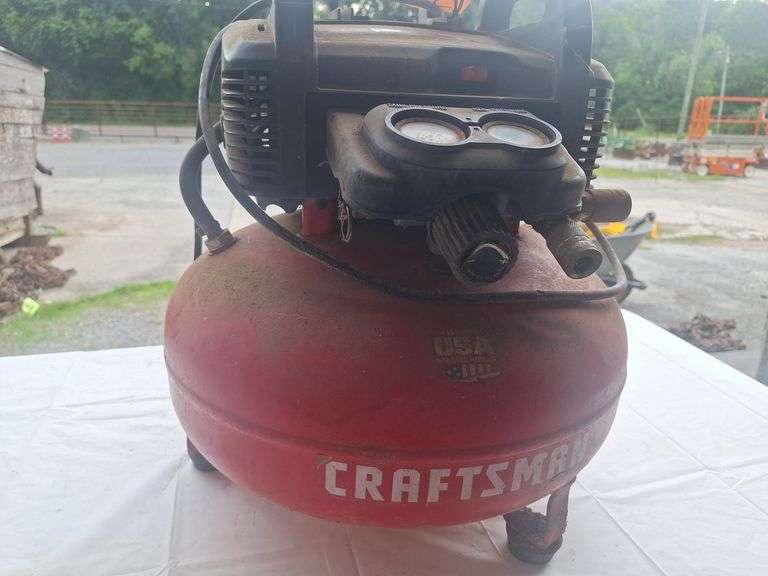 Craftsman 6 Gallon air compressor  (runs)