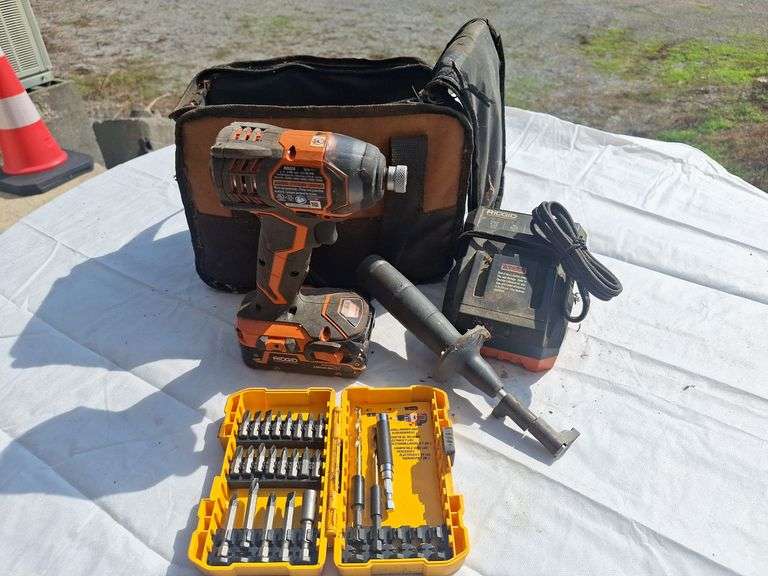 Ridgid 18v Lithium Driver with Battery & Charge with bits  (runs)