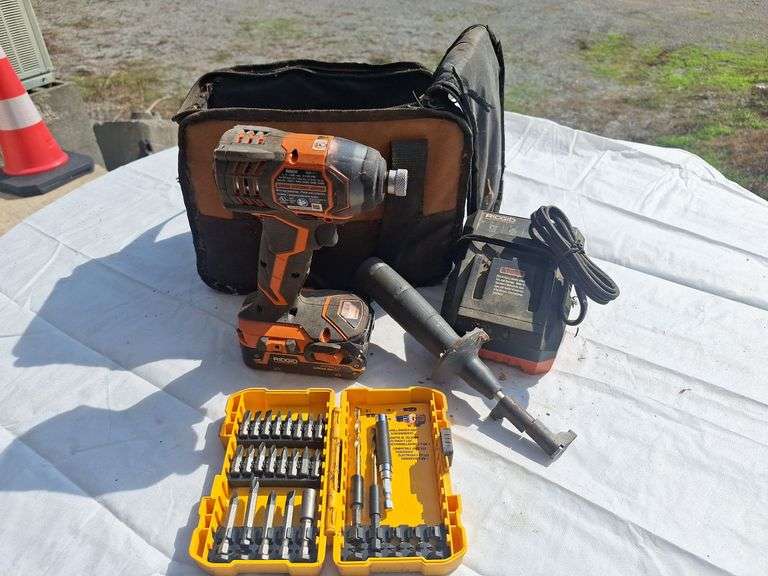 Ridgid 18v Lithium Driver with Battery & Charge with bits  (runs)