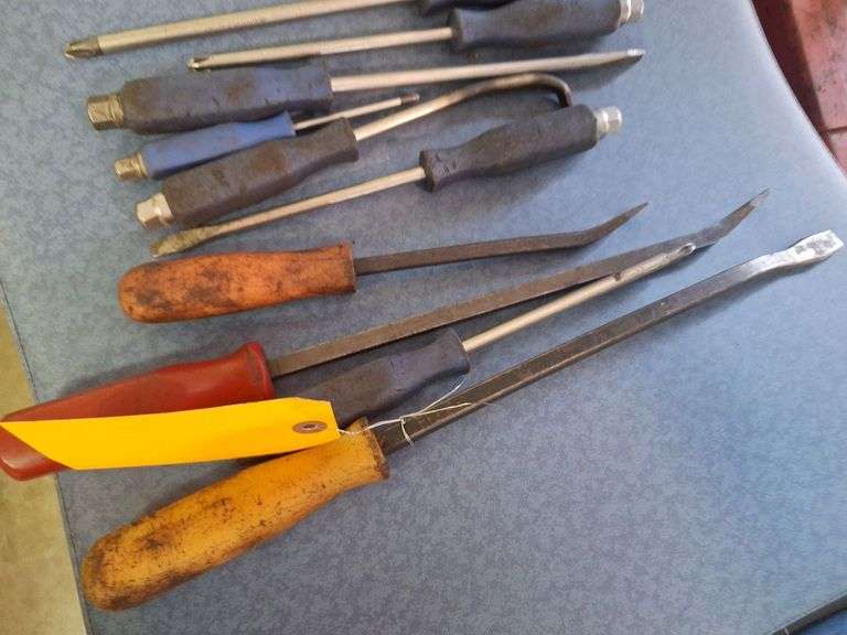 Screwdrivers & Pry bars all one money