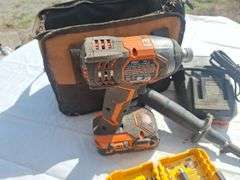 Ridgid 18v Lithium Driver with Battery & Charge with bits  (runs)