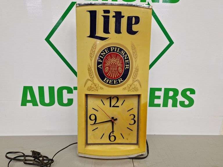 Miller Light Light Up Clock (WORKS)