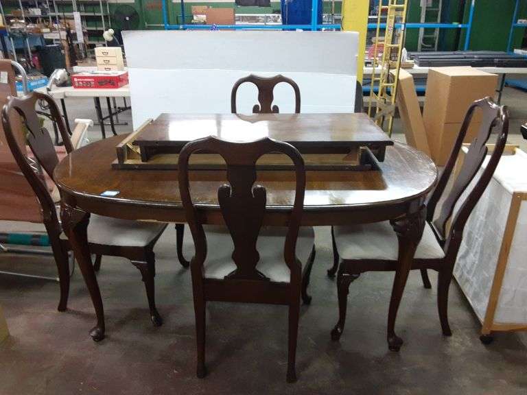 Mahogany Dining Table with (2) Leaves, and (4) Chairs