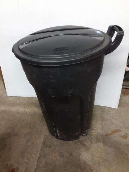 Rubbermaid Roughneck Trash Can with Wheels