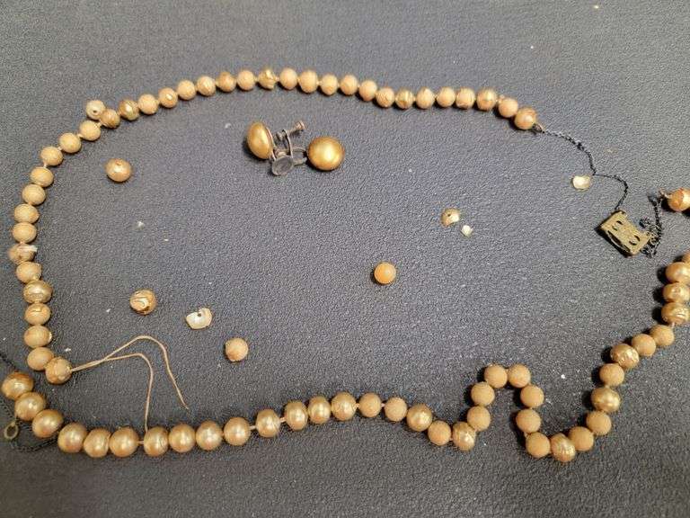 Lot Assortment: Pearl Like Necklace, Shell Coin Purse, Vintage Nail Clippers