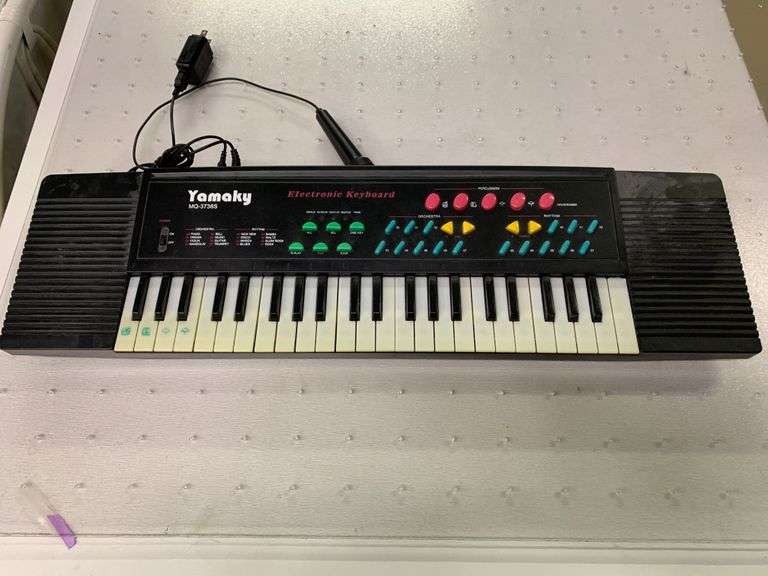 Yamaha MQ3738s Electronic Keyboard and Sony DVD/VHS Player