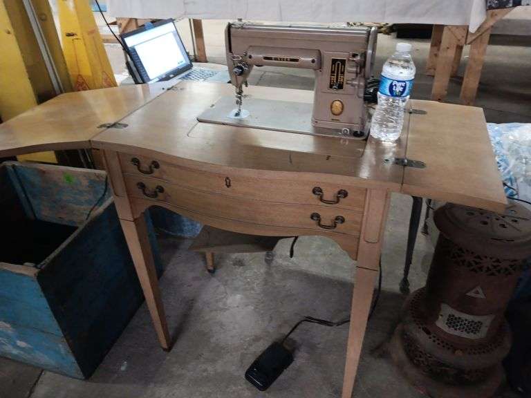 Singer Sewing Machine w/ Table