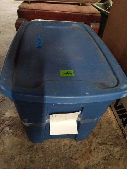 Storage Tote w/ Assorted Flood Light Bulbs