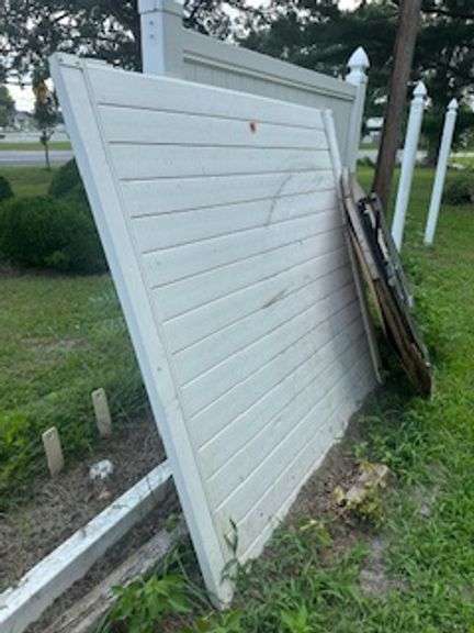 (2) 6'X6' Vinyl Fence Panels w/poles (must be removed by buyer)