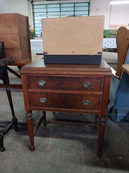 Vintage Singer Sewing Machine w/ Empty Sewing Table