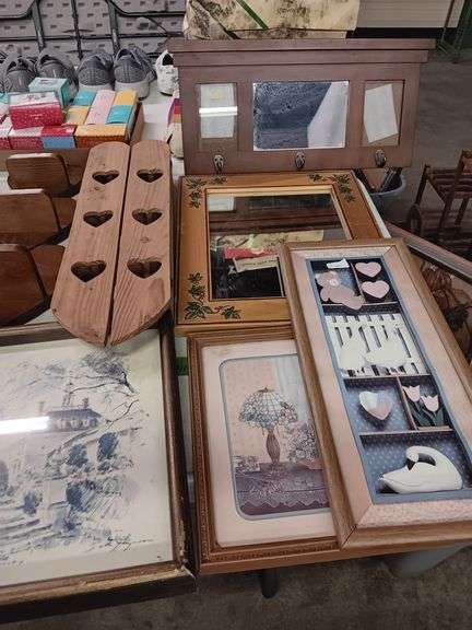 Assortment of Country Style Art and Decor - Delaware Auction Center