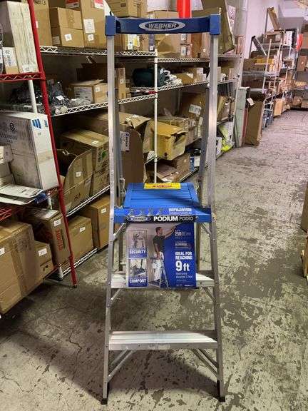 Werner 250 lb Load Capacity 16 lb Wt 14.5" x 16.5" 3 Steps Aluminum Podium Stepladder