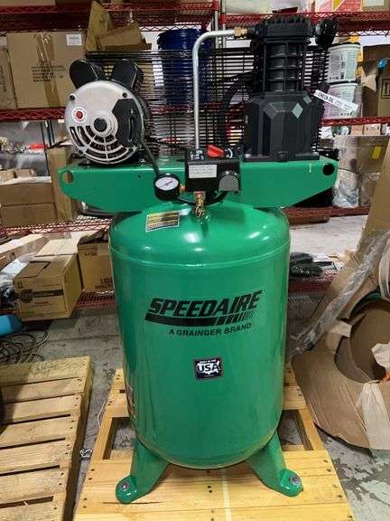 Speedaire 2HP 1 Stage 30 Gal 4.9 cfm 135 PSI Vertical Electric Air Compressor