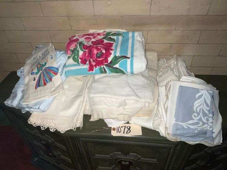 Table linens • Hall (2nd level) Duck Soup Auctions