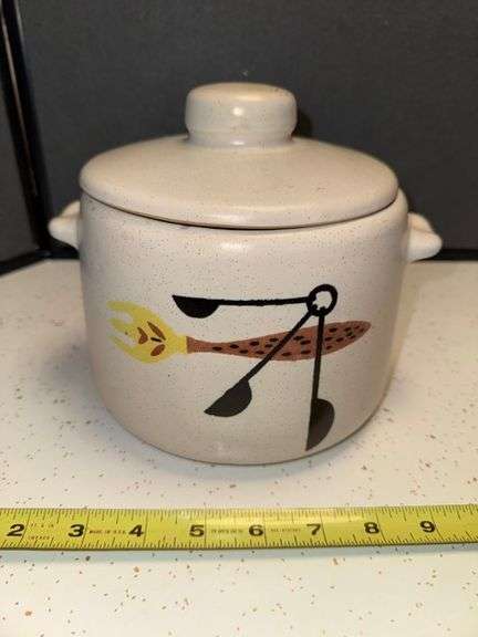 West bend crock with lid • Kitchen