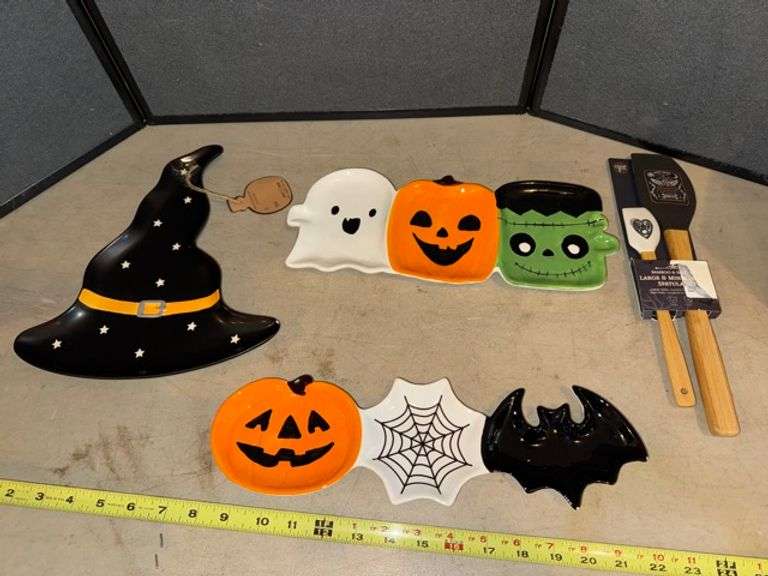 Halloween plates and spatula set • Looks New • Garage