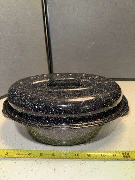 Speckled enamel roaster • Kitchen