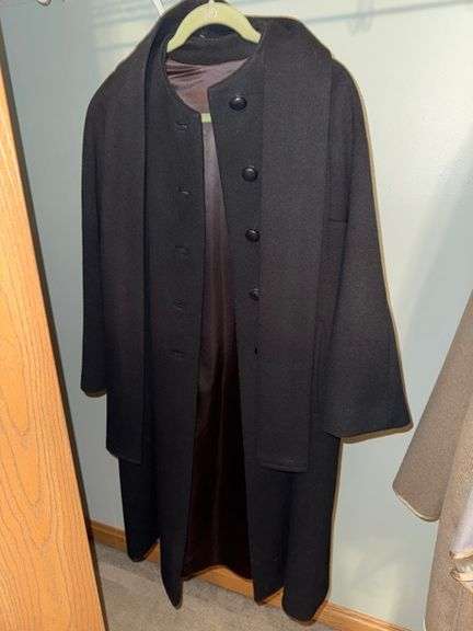 Wool coat • Approx size xl • Upstairs