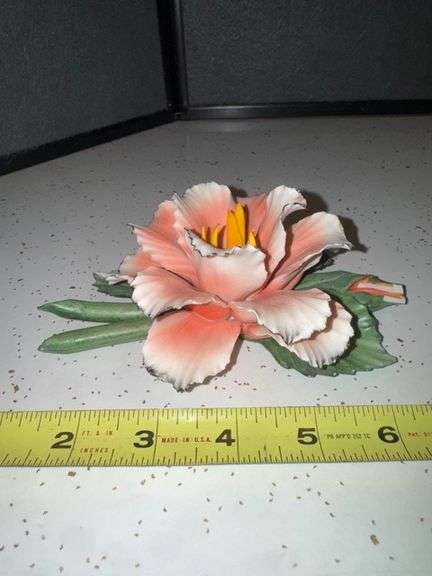 Capodimonte flower decor • Kitchen