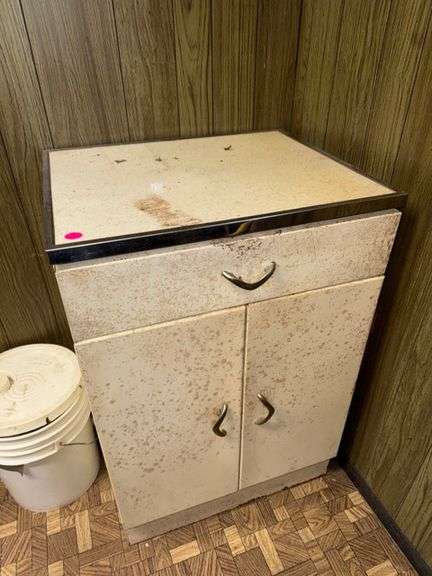 Metal cabinet • 24x20x36 • Laundry room