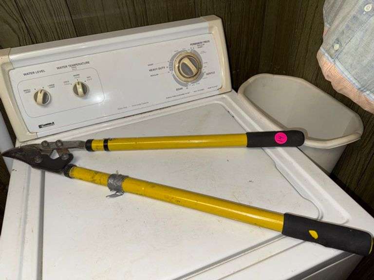 Loppers • Laundry room