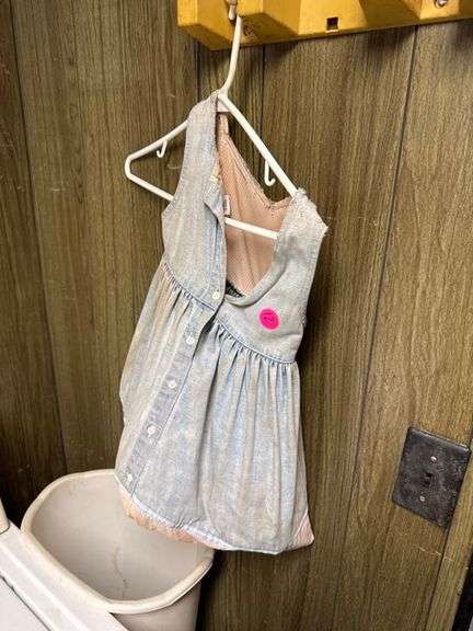 Clothes pins in bag • Laundry room