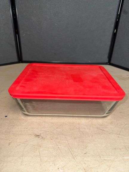Pyrex dish with lid • Kitchen