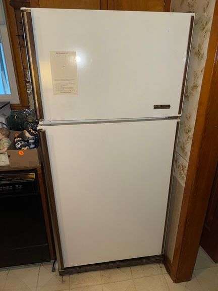 Fridgidaire refrigerator • Kitchen