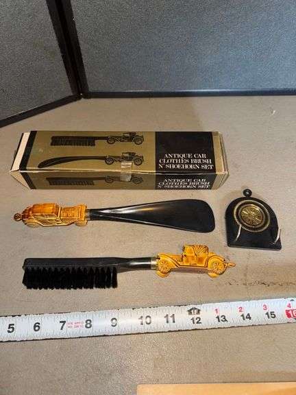 Antique car clothes brush and shoehorn set • Bedroom 1