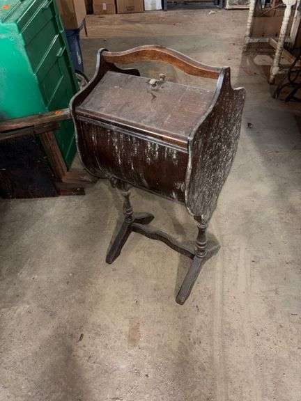 Sewing box/stand • Basement
