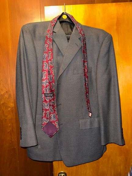 Van heusen suit jacket and tie • Size:44 s • Living room