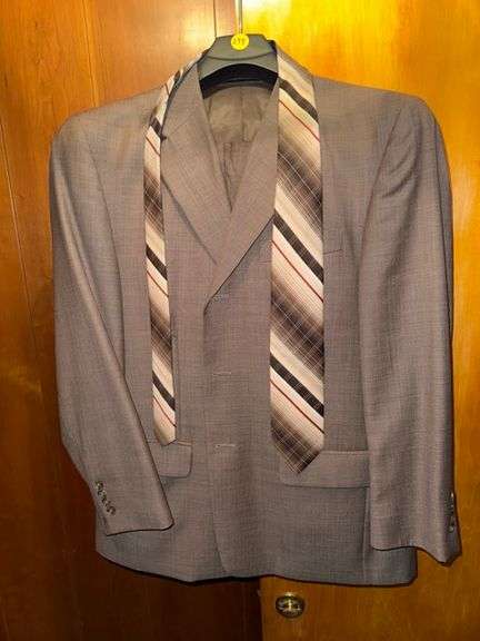 Perry Ellis men’s suit jacket pants and tie • Size: 42 s • Living room
